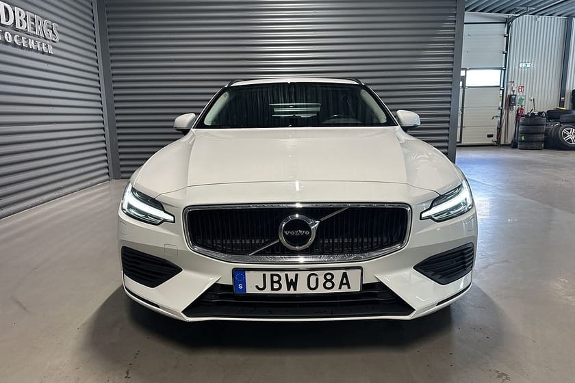 Bild 2 av Volvo V60 T8 Twin Engine AWD Momentum Värmare Navi Drag Euro 6