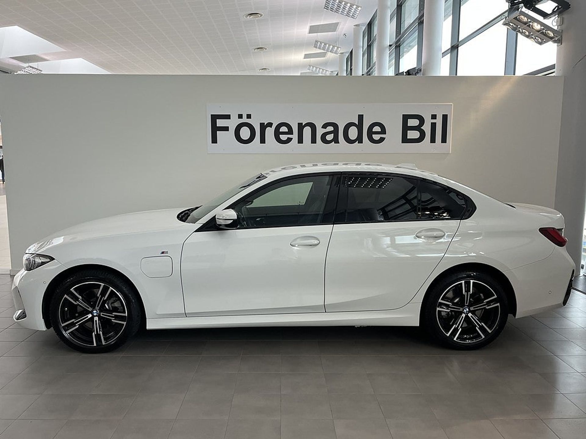 BMW 330 2025, bild 3/10