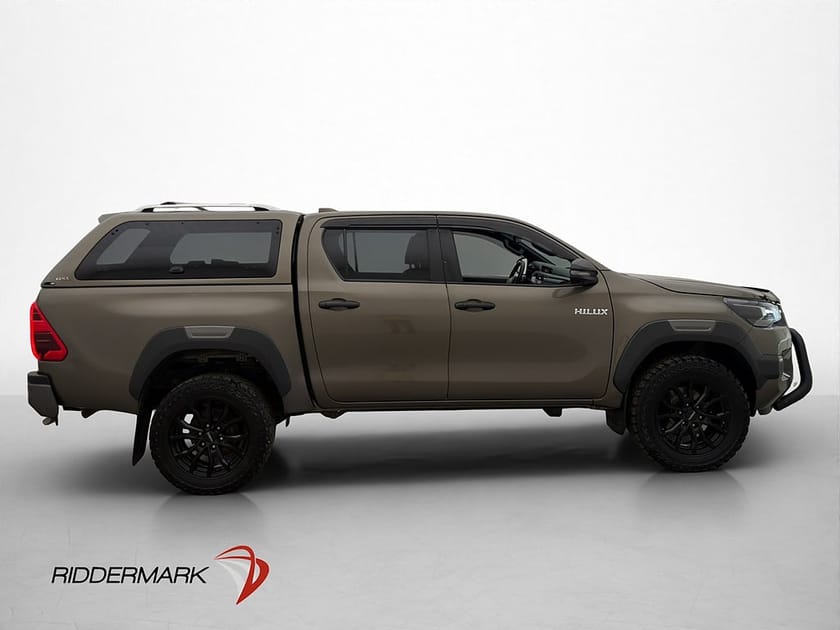 Bild 2 av Toyota Hilux Dubbelhytt Invincible 2.8 4WD Värmare Drag JBL Skinn Moms