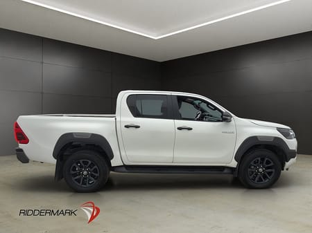 Toyota Hilux Dubbelhytt Invincible 2.8 4WD Dragkrok JBL Diff Skinn Moms