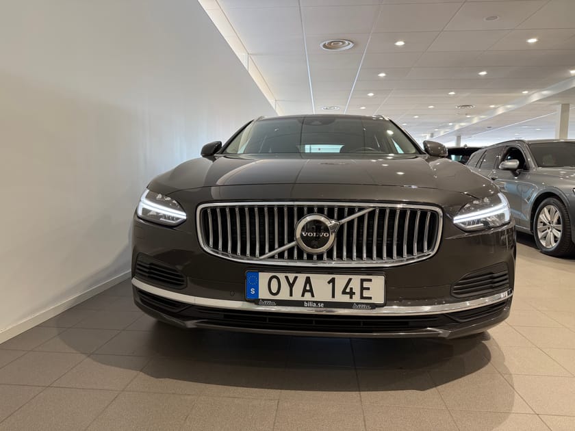 Bild 2 av Volvo V90 Recharge T6 Inscription / Navigation / Panoramaglas tak / 10 000kr tillbehör / dragkrok /Minnesstol /