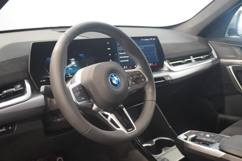 Bild 2 av BMW iX1 eDrive20 M Sport Active Ed Drag Tonade Rutor DA