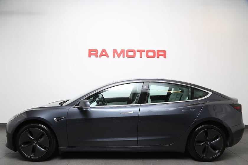 Bild 3 av Tesla Model 3 Long Range AWD 440hk Skinn Panorama