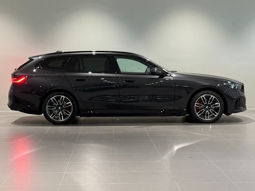 Bild 3 av BMW i5 xDrive40 Touring xDrive DEMO M Sport Pro Drag Innovation HUD H/K