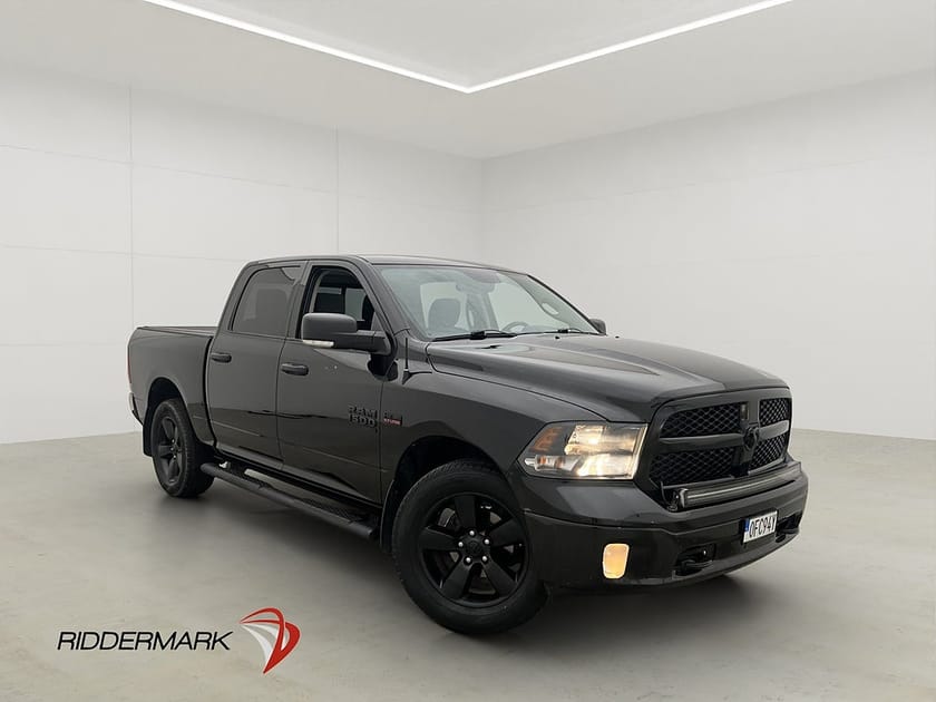 Bild 1 av RAM 1500 Crew Cab Dodge Classic Night V8 4x4 Dragkrok Alpine Taklucka Moms