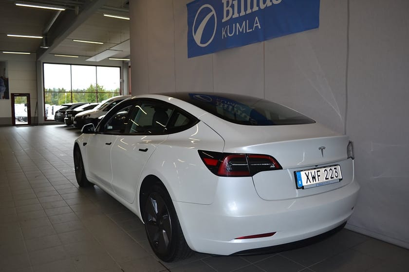 Bild 3 av Tesla Model 3 Standard Range RWD Panorama V-Hjul 283hk