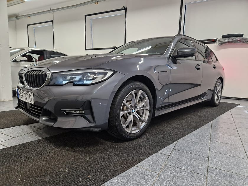 Bild 1 av BMW 330e xDrive Touring 292 hk Steptronic Sport line Euro 6 Drag
