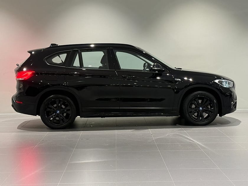 Bild 3 av BMW X1 xDrive25e SportLine Head-Up LM Sportstolar