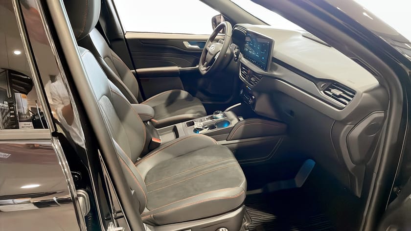 Bild 3 av Ford Kuga Plug-In Hybrid ST-LINE X Black Edition DEMO 243hk | Dragkrok |