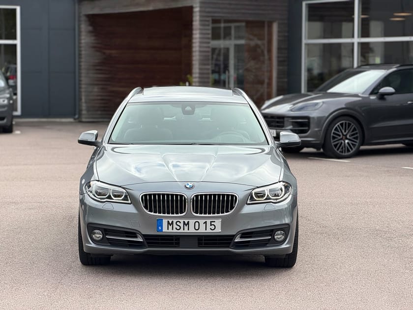 Bild 3 av BMW 530d xDrive Touring Pano Värmare H/K Drag Skinn HUD *SE UTR*