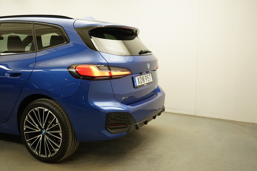 Bild 3 av BMW 230e xDrive Active Tourer 230i M Sport – Harman Kardon – Head-Up Display – 360° Kamera – Dragkrok