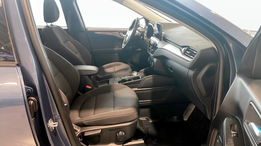 Bild 3 av Ford Kuga Plug-In Hybrid Titanium 225Hk / 64Km räckvidd / Rattvärme