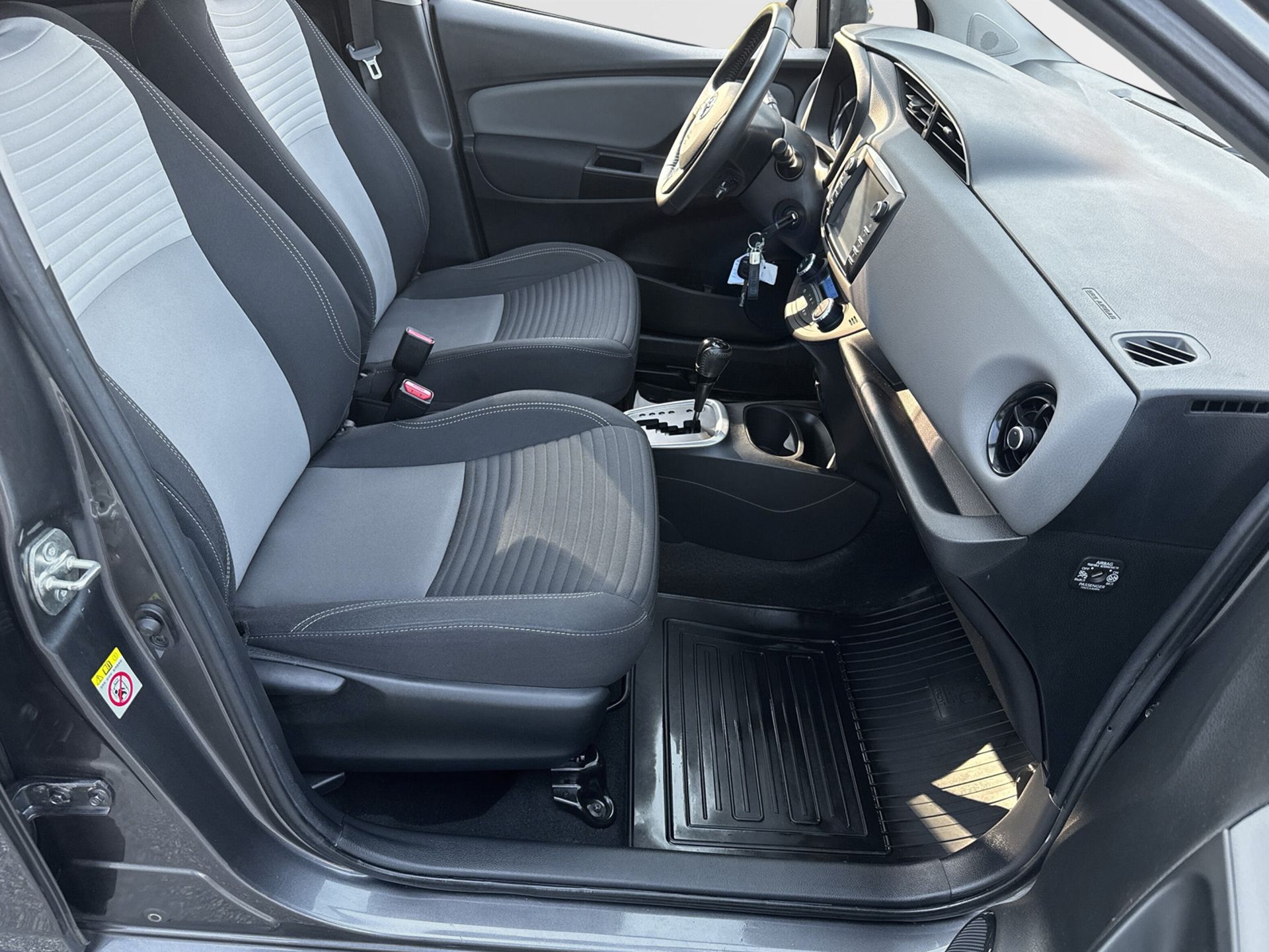Toyota Yaris 2017, photo 6/10