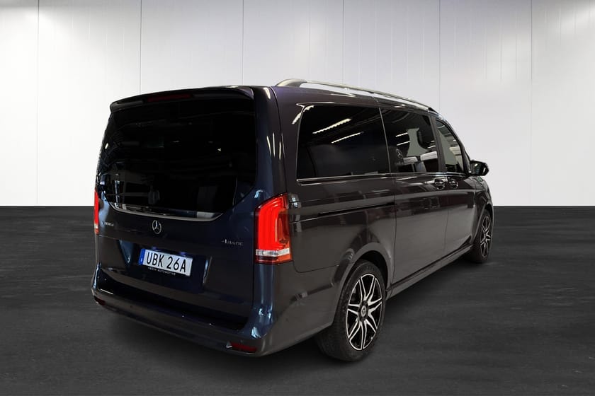 Bild 3 av Mercedes-Benz V 300d 4MATIC 3.2t 4M 9G-Tronic | AMG | 360 | Burmester | Nightpaket | 7-Sitsig