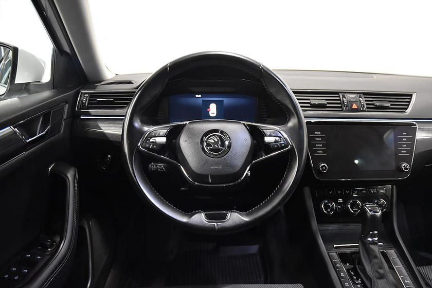 Bild 2 av Škoda Superb iV Kombi 1.4 Plug-in Style Drag Cockpit B-värm Adaptivf Moms