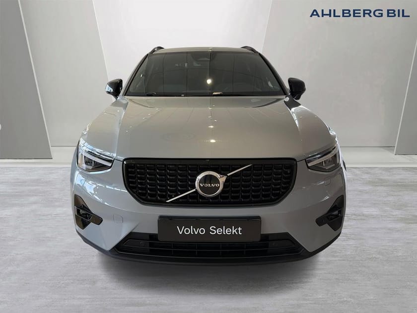 Bild 4 av Volvo XC40 B3 FWD Bensin Plus Dark, Klimatpaket, Förarstödpaket, Dragkrok Halvautomatisk, Parkeringskamera Bak, Google Maps