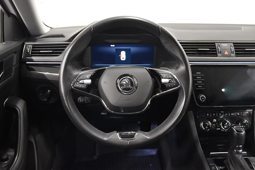 Bild 2 av Škoda Superb iV Kombi 1.4 Plug-in L&K Cockpit Canton P-värm Moms Drag