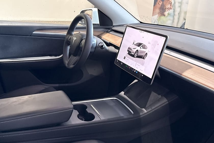 Bild 5 av Tesla Model Y Long Range AWD 514hk Autopilot 3 /Panorama/Drag/V-hjul
