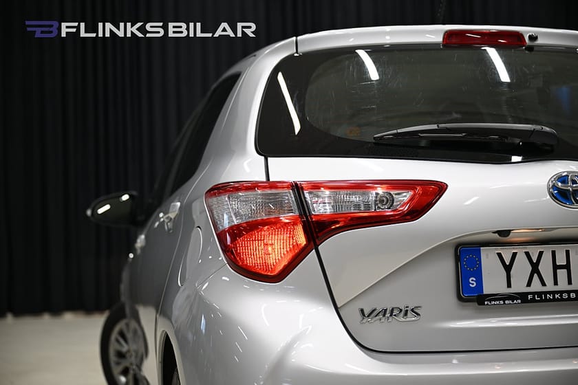 Bild 3 av Toyota Yaris Hybrid e-CVT 2 Brukare Backkamera Årsskatt 360kr