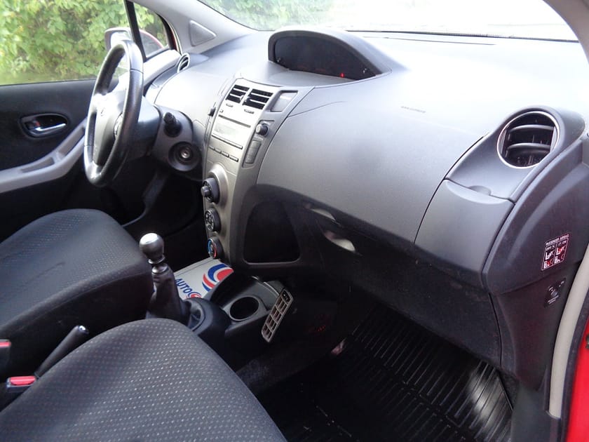 Bild 3 av Toyota Yaris 5D 1.33 VVT-i  EN ÄG/FULLSERVAD/AC/ÅRSSK 558:-/FINANS