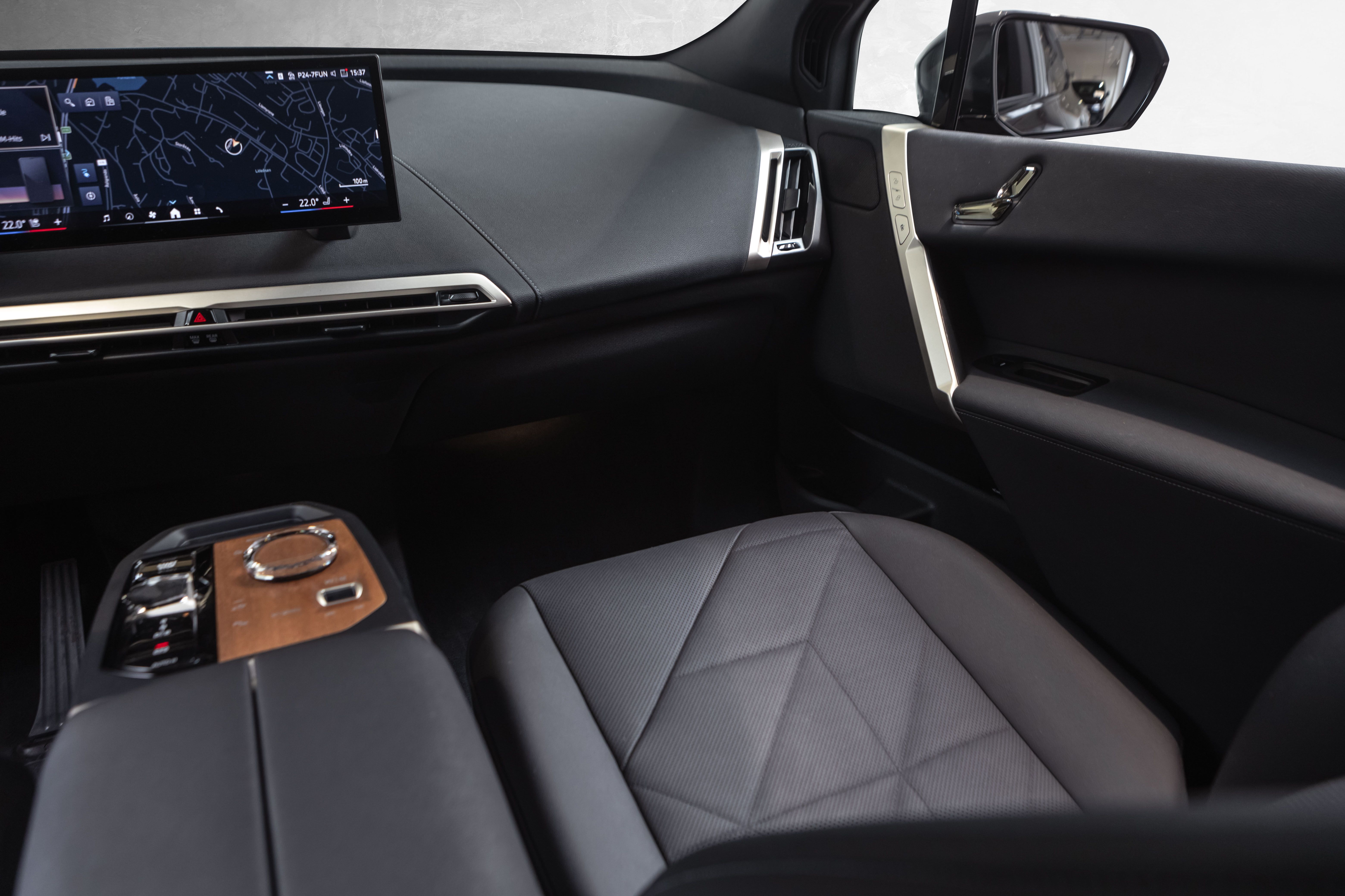 BMW iX xDrive50, 524hp, 2024