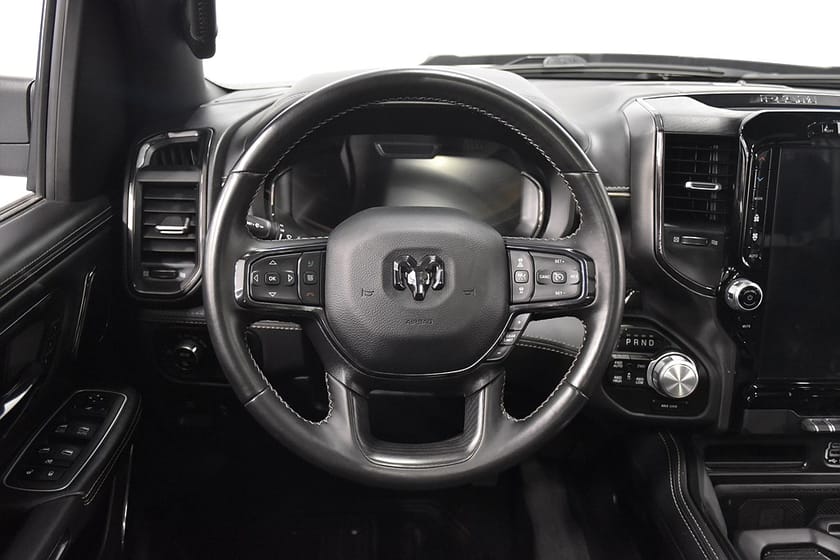 Bild 2 av RAM 1500 Crew Cab 5.7 V8 HEMI 4x4 Limited Night Edition Luft 360° Moms Drag