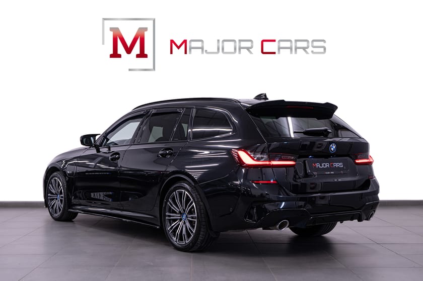 Bild 4 av BMW 330e xDrive Touring M Sport Cockpit Maxton Skinn Ambient M-Chassi