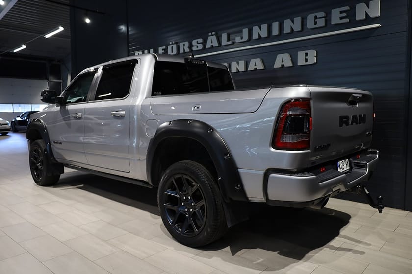 Bild 4 av RAM 1500 Crew Cab Dodge Laramie Night 5.7 V8 HEMI 4x4 395hk Adaptiv/360°/Rambox