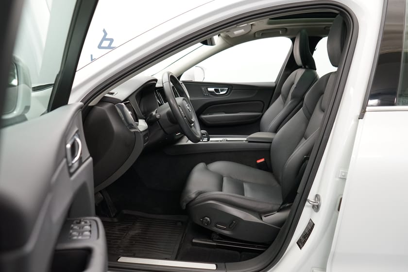 Bild 5 av Volvo XC60 Recharge T6 Core Bright. Navigation, Baklucka elmanövrerad, Dragkrok, Taklucka