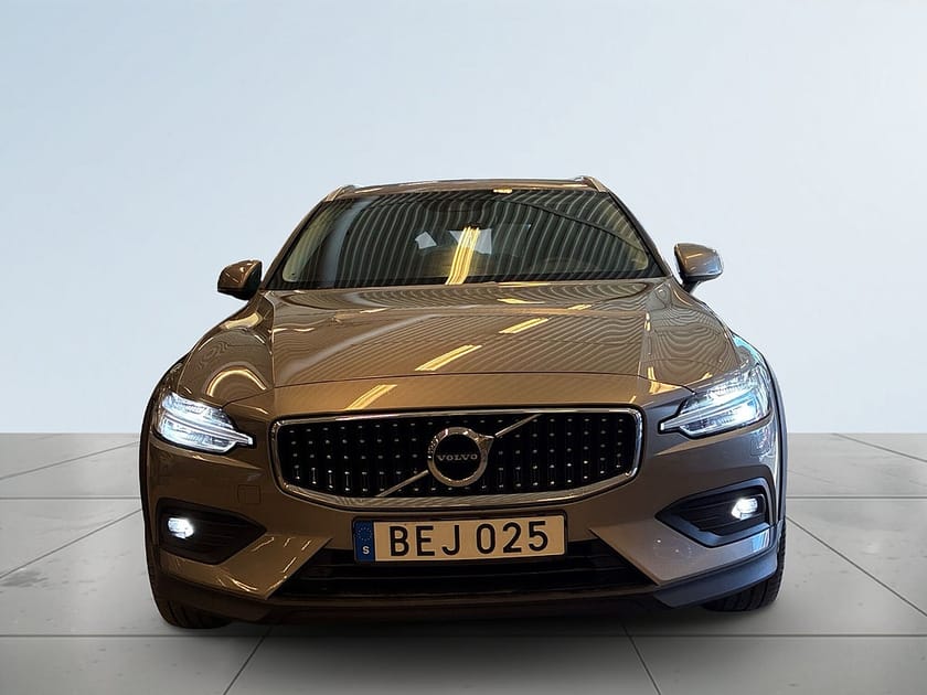 Bild 2 av Volvo V60 Cross Country B4 AWD Momentum Harman-Kardon/Kamera/Navi/MoK/SoV-Hjul