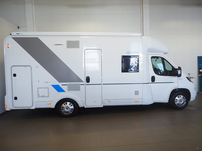 Bild 2 av Sun Living Campervan Fiat S 70 DK AC I 6 bälten I 6 bäddar I 3500kg I B-kort