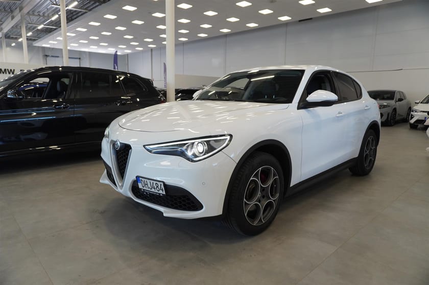 Bild 3 av Alfa Romeo Stelvio 2.0 Turbo Q4 Super CarPlay Kamera Drag 280hk