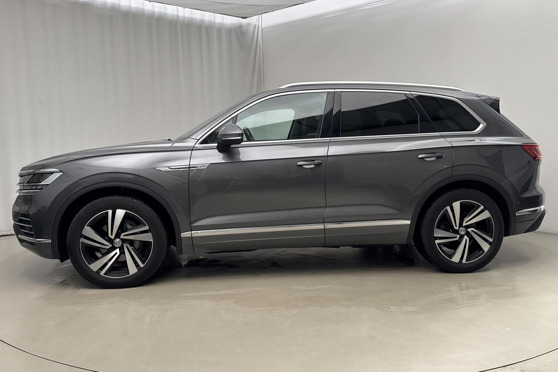 Volkswagen Touareg 2019, bild 2/10