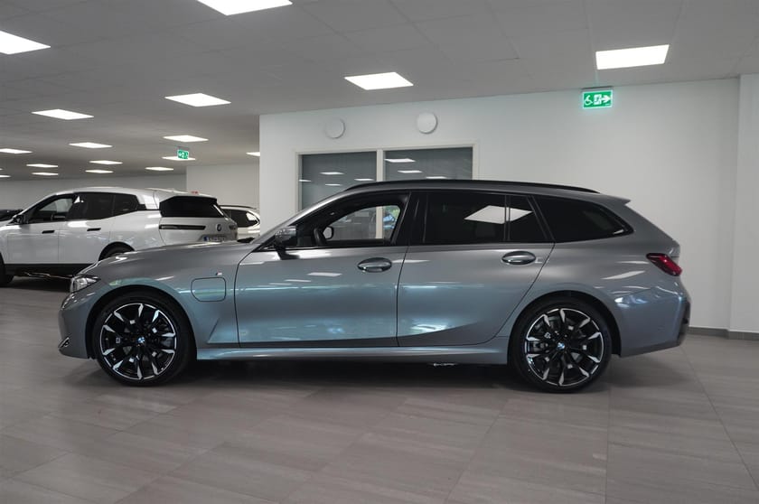 Bild 5 av BMW 330e xDrive Touring M-Sport Active Edition Aktiv Fart