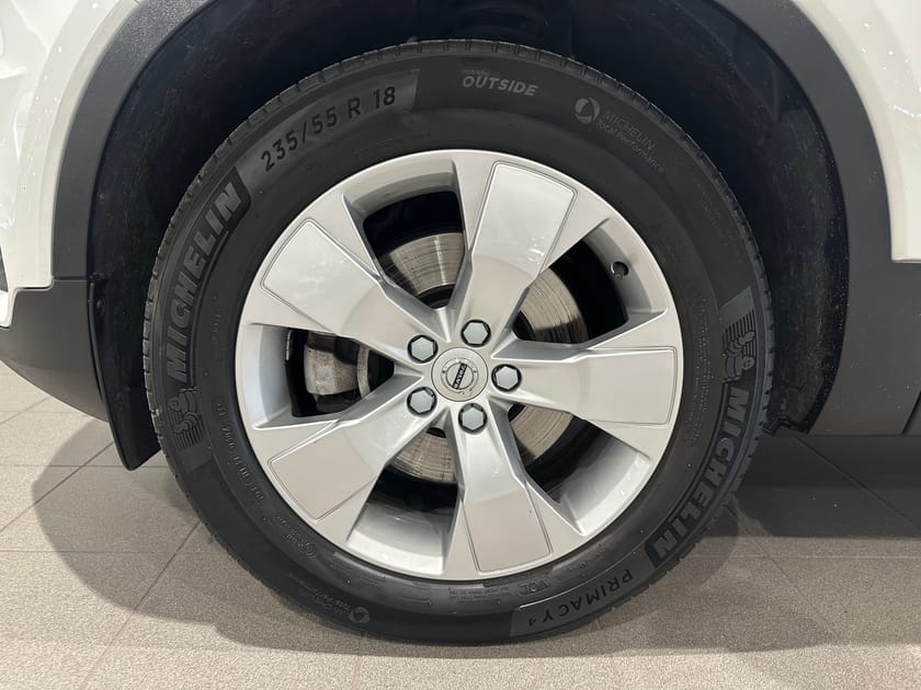 Bild 3 av Volvo XC40 B4 II FWD Bensin MomAdv NaviPro Edt / Navigation / Panoramatak / Dragkrok / Backkamera /