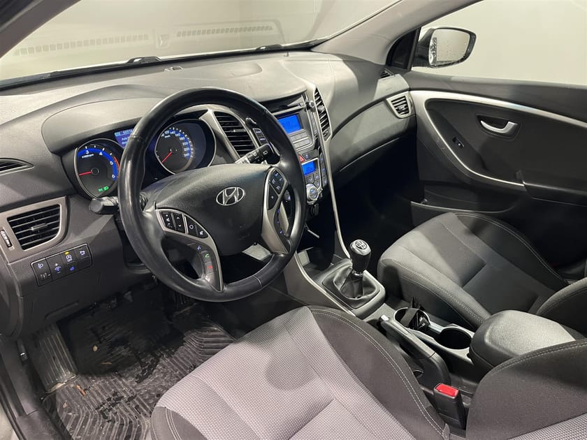 Bild 2 av Hyundai i30 30 5-Dörrar 1.6 CRDi Sport Rattvärme Motorvärmare Euro 5 - 1 Ägare