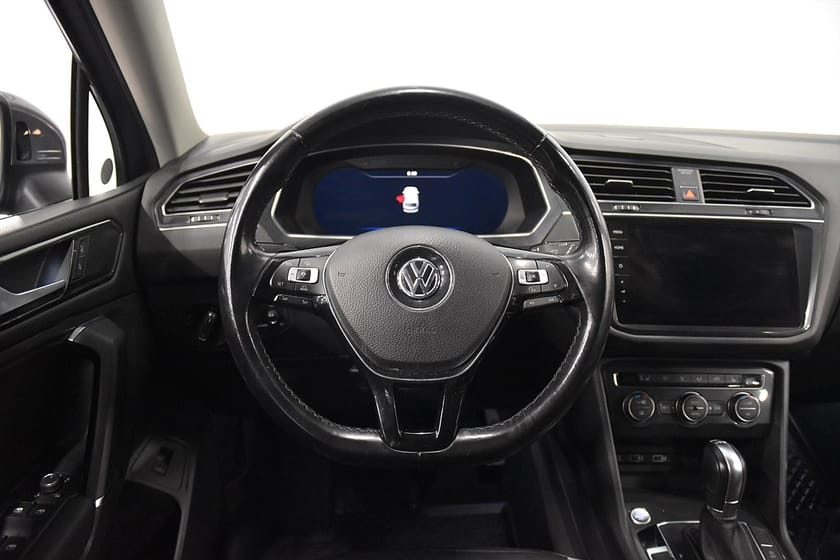 Bild 2 av Volkswagen Tiguan Allspace 7-sätes 2.0 TDI 4M Cockpit 7-sits Drag Pano Skinn