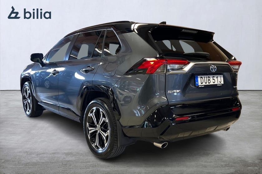 Bild 2 av Toyota RAV4 Plug-in Hybrid 2,5 LADDHYBRID AWD-I STYLE BI-TONE PREMIUMPAKET JBL PANORAMAGLASTAK V-HJUL MOTORVÄRMARE LEDRAMP