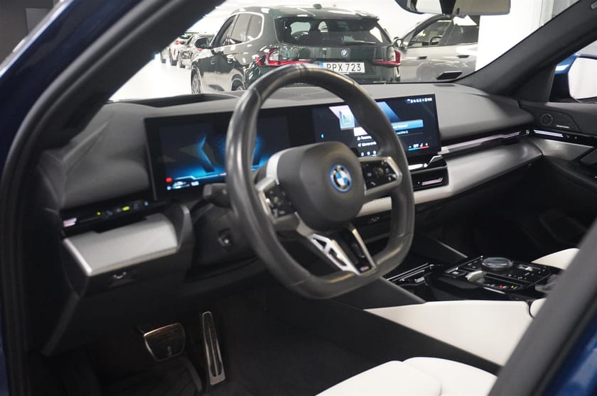 Bild 4 av BMW 530e xDrive Touring M-Sport Pro Pano Innov Comfort