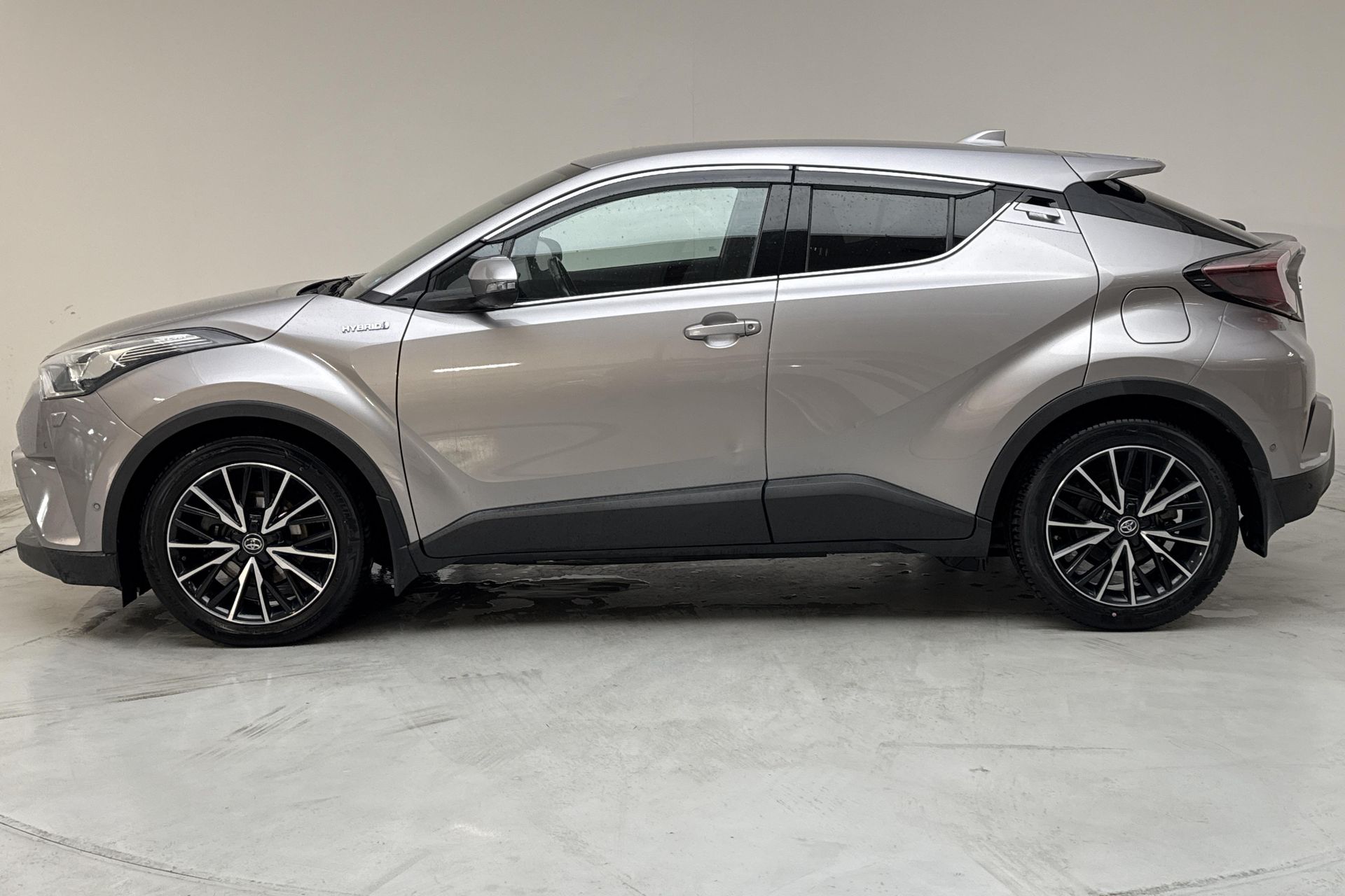 Toyota C-HR Hybrid 2017, bild 2/10