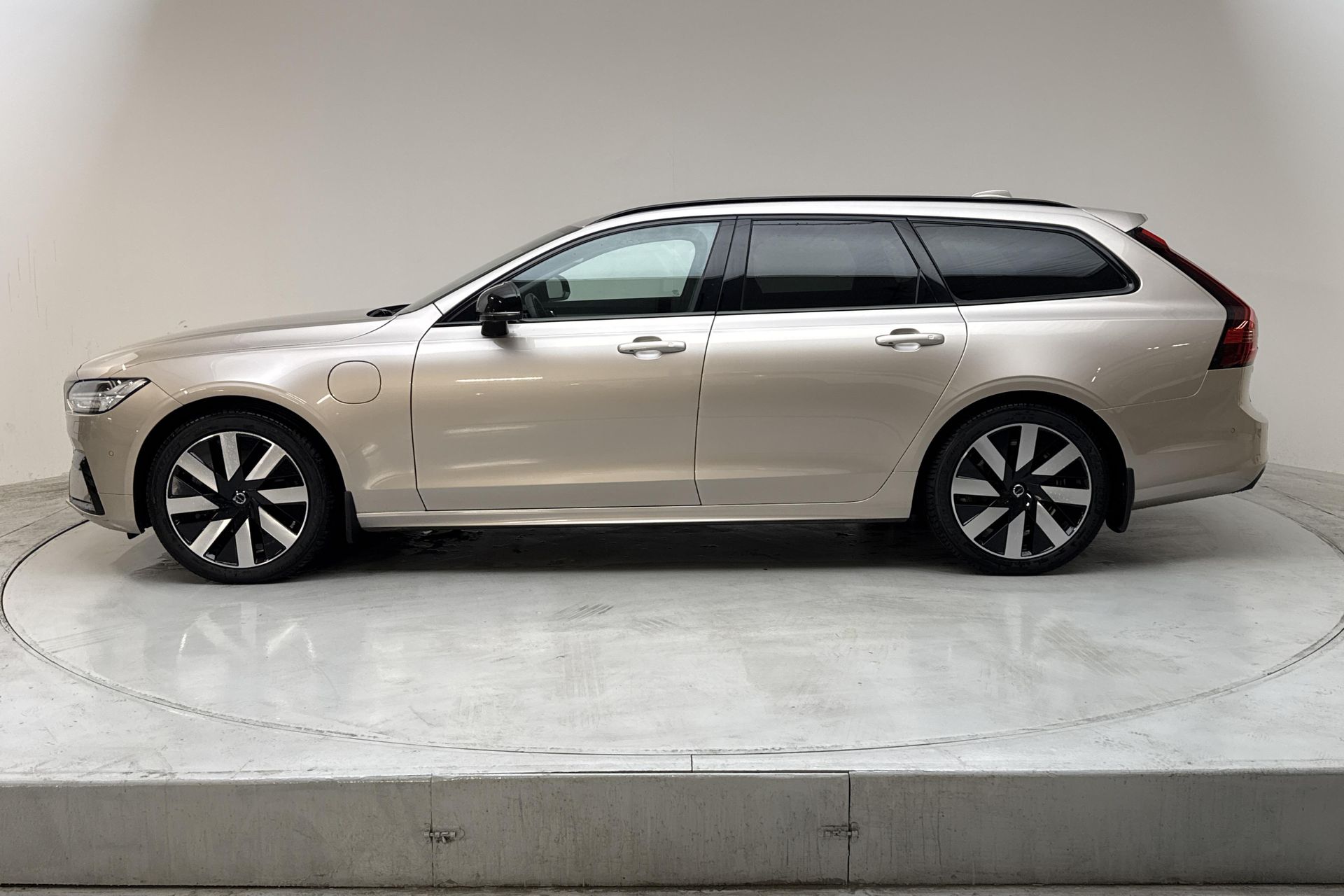 Volvo V90 T8 2025, bild 2/10