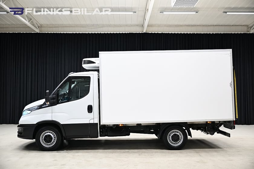 Bild 2 av Iveco Daily 35-140 Chassi Cab 136HK Automat|Volymskåp|Bakgavellyft|Kylbil|Moms|SeUtr!