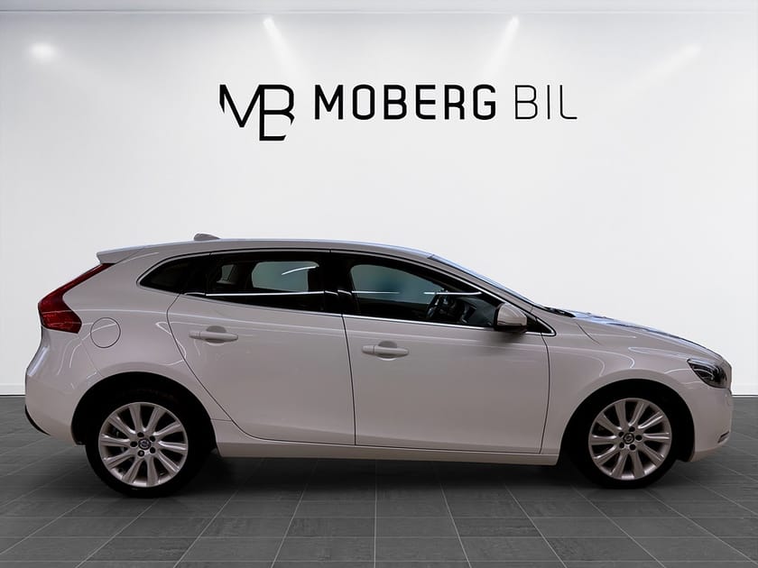 Bild 3 av Volvo V40 T2 122hk Helg på Moberg! Momentum PDC