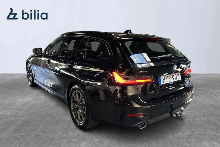 Bild 3 av BMW 330e xDrive Touring Sportline Dragkrok Carplay Skinn Värmare