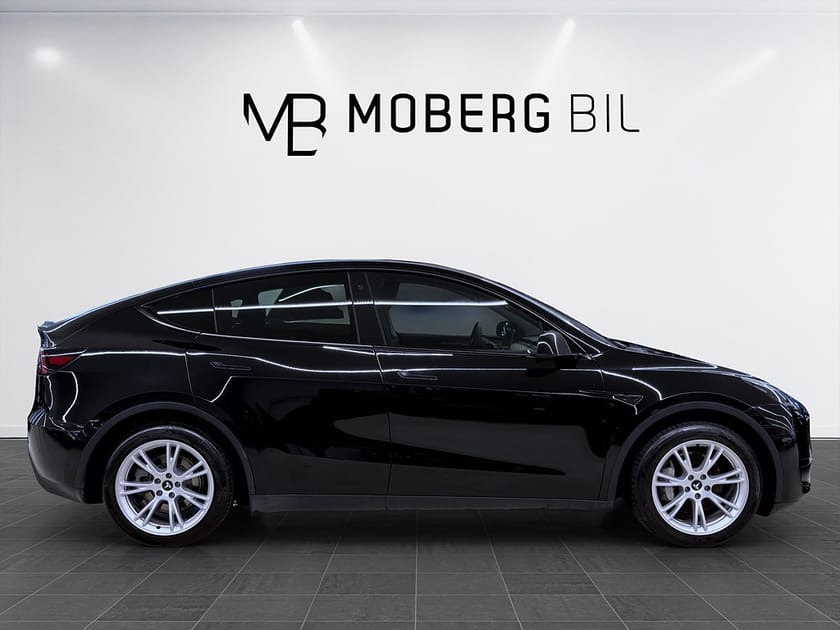 Bild 4 av Tesla Model Y Standard Range RWD 299hk Pano Drag B-Kamera Läder