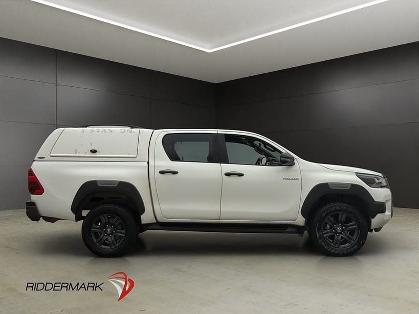 Bild 2 av Toyota Hilux Dubbelhytt Invincible 2.8 4WD Dragkrok JBL Diff Kåpa Moms
