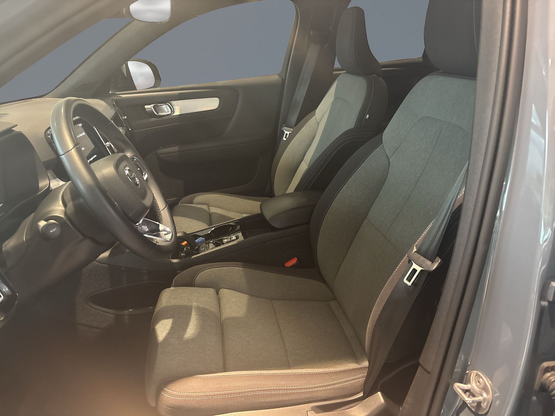 Volvo XC40 Recharge T4 Plus Dark 2023, photo 6/10