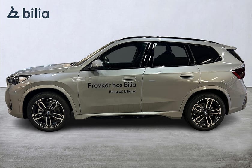 Bild 2 av BMW iX1 xDrive30 DEMO M Sport Panorama Head-up HK 360 kamera