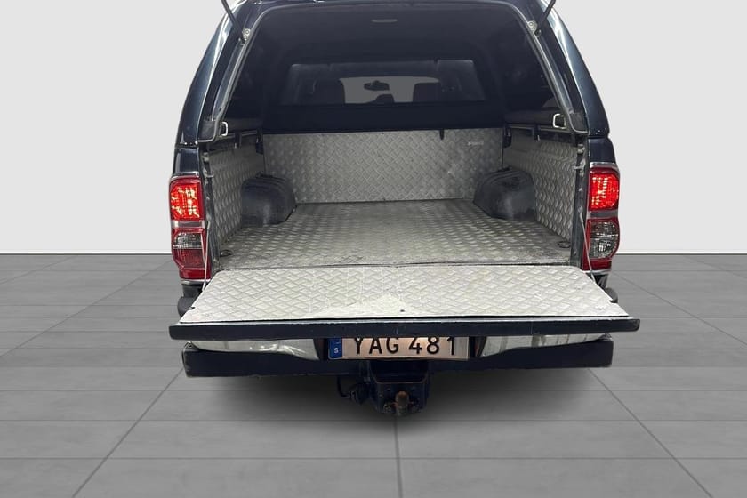 Bild 4 av Toyota Hilux Dubbelhytt D-CAB 3.0 AUT D-4D 4WD SR+ KÅPA V-HJUL