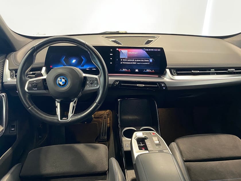 Bild 3 av BMW iX1 xDrive30 Adaptivt M-chassi Parkeringsassistans